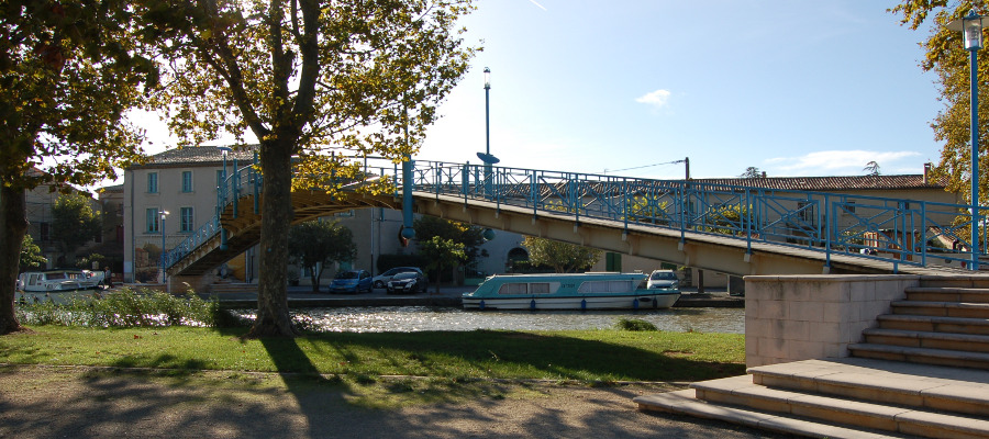 The footbridge over the Midi Canal at Homps