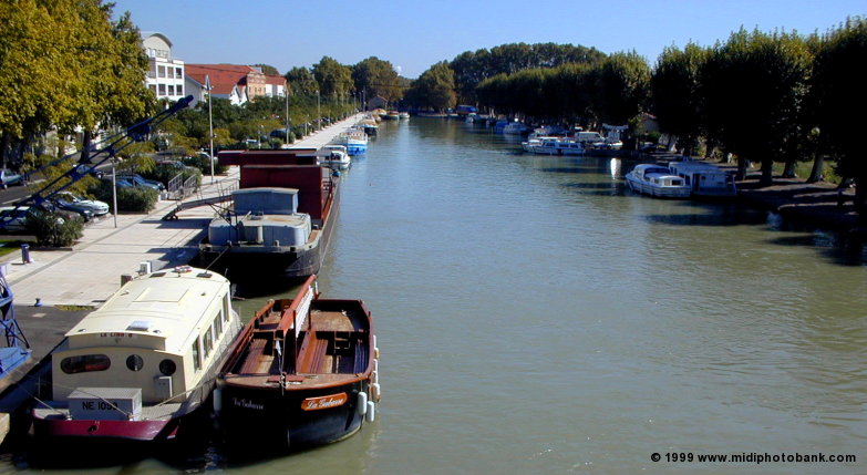 The spacious port on the Midi Canal at Béziers, there are bars & restaurants