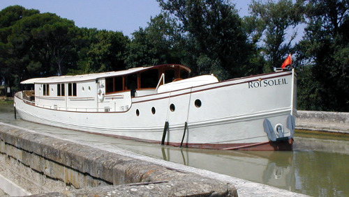 Riveryacht, Péniche de luxe, le Roi Soliel sur traverse le pont-canal de la Cesse