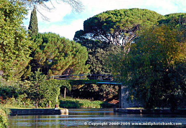 The footbridge at the junction of the Midi and Junction canals