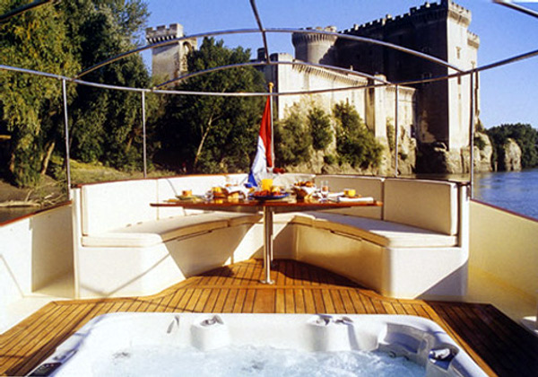 Roi Soleil - outside, stern dining area and spa pool