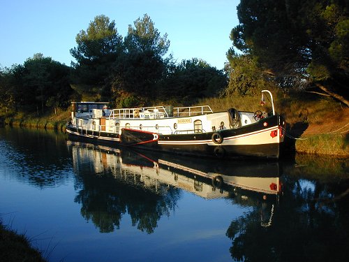 A restored barge, now a luxury cruising hôtel
