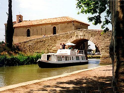 Le Somail bridge ― with the bargees' Chapel behind, Canal du Midi