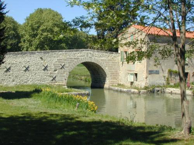 Pigasse bridge over the Midi Canal