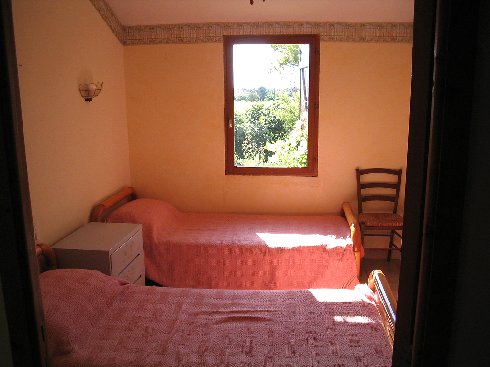 Twin bedded room  in canalside rental property