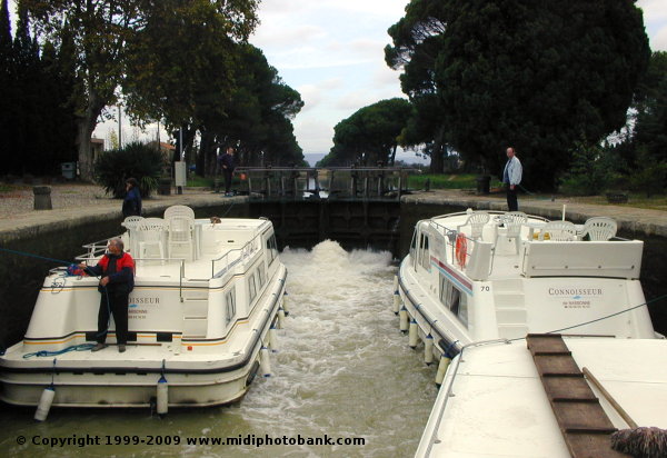 The St Cyr lock on the Junction canal